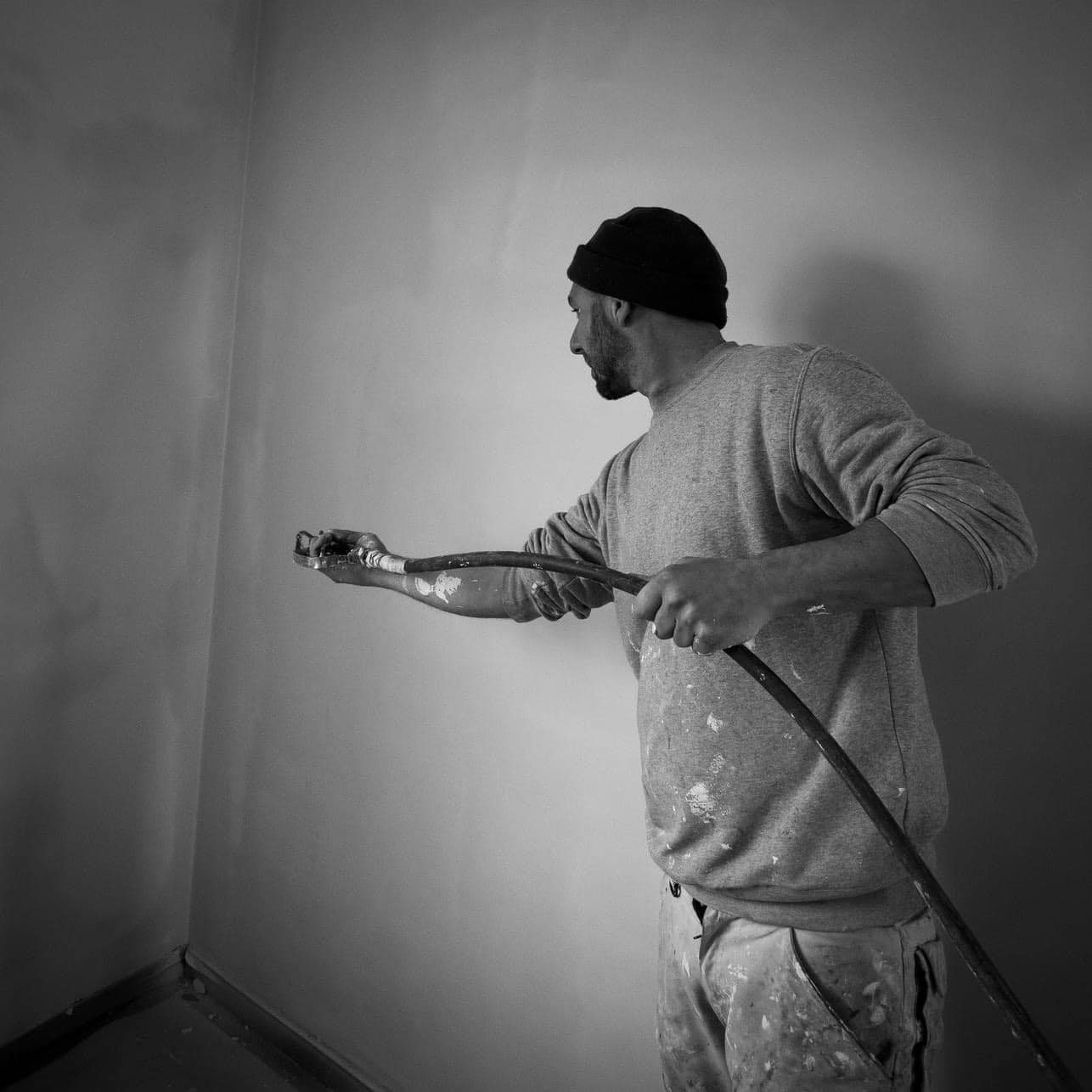 Christof aan het werk (plamuurwerk)